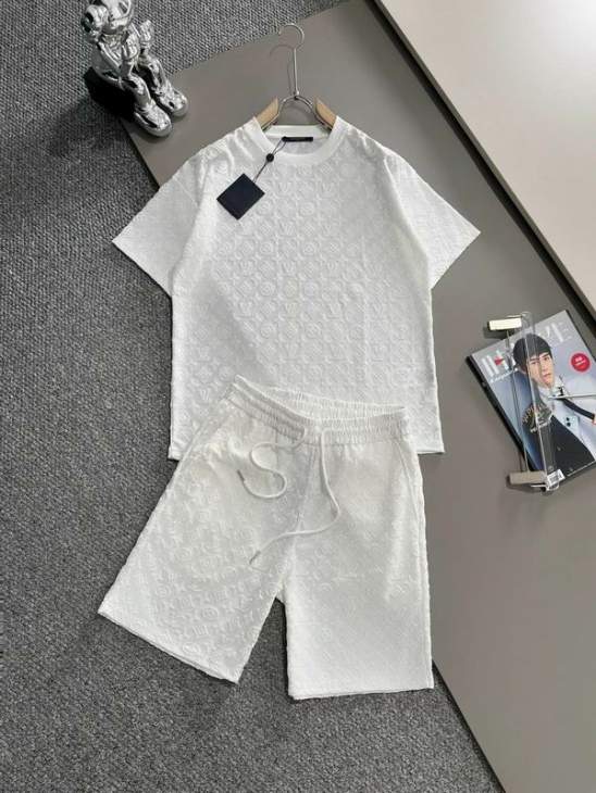Picture of LV Shirt Pant Suits _SKULVXS-Lhltx0123792